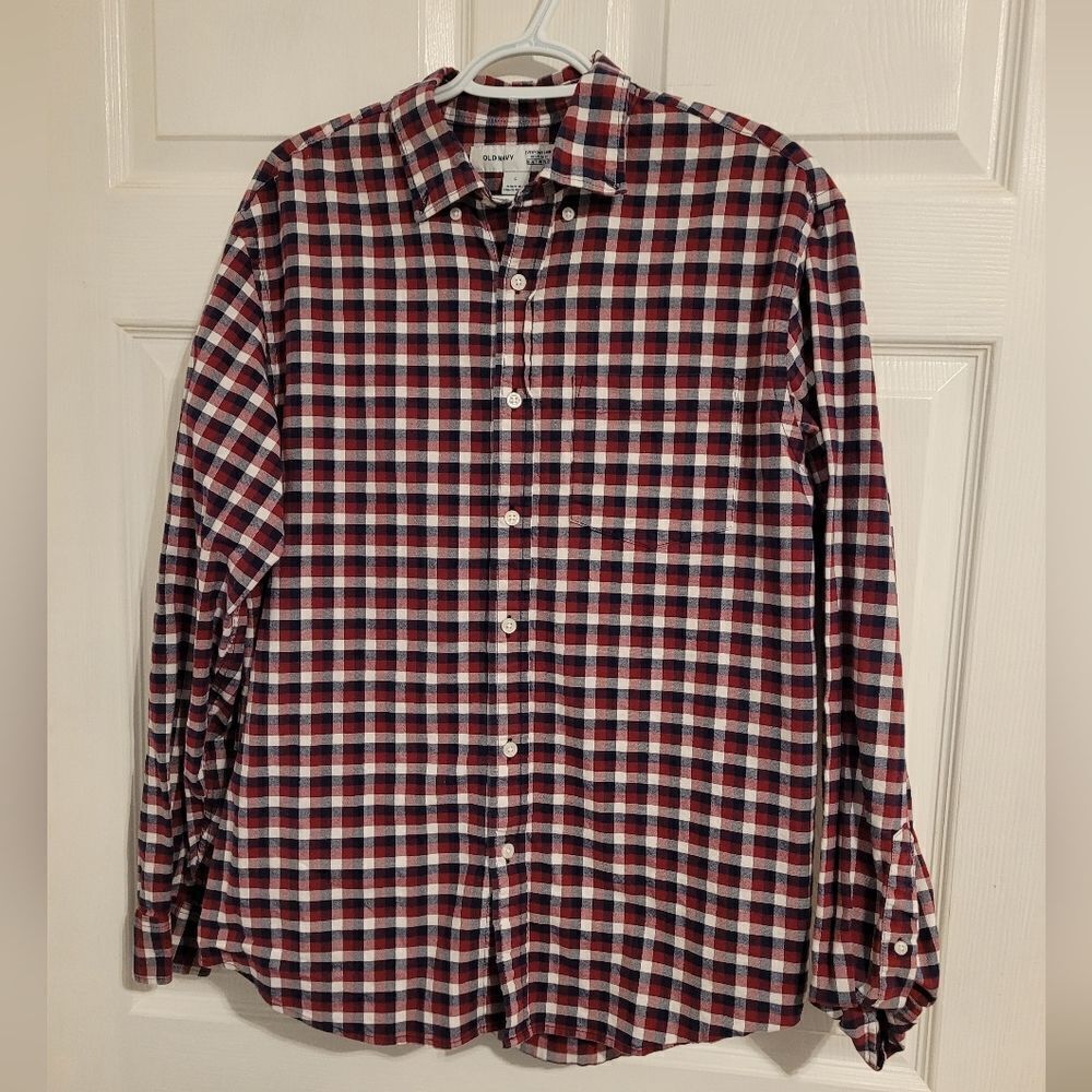 Old Navy men's plaid long sleeve button up shirt‎